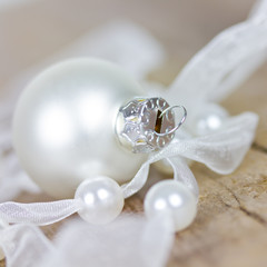 weisse Christbaumkugeln