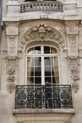 Fenêtre et balcon d'immeuble à Paris	