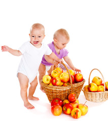Fototapeta premium Babies with ripe apples