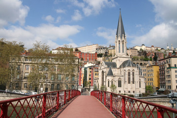 Obraz premium La Colline de Fourvière vue de la Passerelle Saint Georges