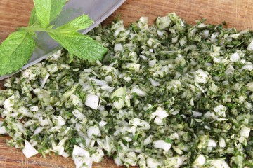 trito di erbe aromatiche e cipolle