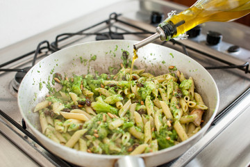 pasta broccoli, uvette e pinoli