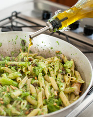 pasta broccoli, uvette e pinoli