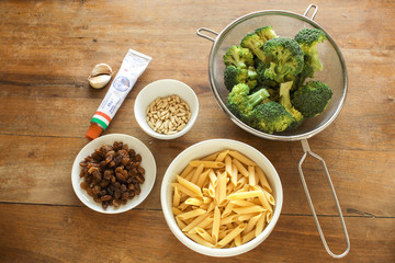 ingredienti pasta broccoli uvette pinoli acciughe aglio