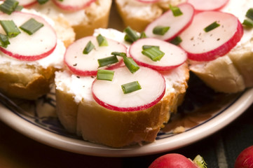 Sandwich with cheese, radish and chive - Healthy Eating