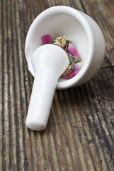 Mörser mit getrockneten Blüten