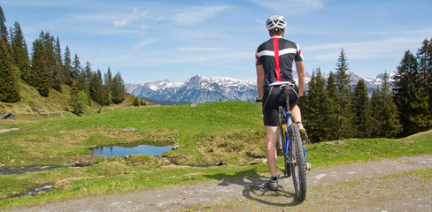 Fototapeta premium Wycieczka na rowerze górskim