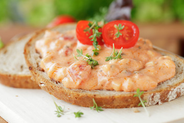 Brot mit Tomaten- Mozzarella- Creme