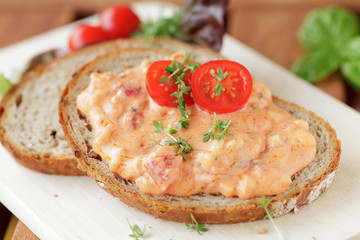 Brot mit Tomaten- Mozzarella- Creme