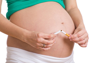 Schwangere bricht zigarette durch