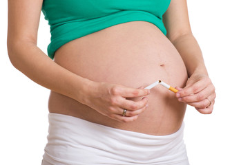 Zigarette wird vor Babybauch zerbrochen