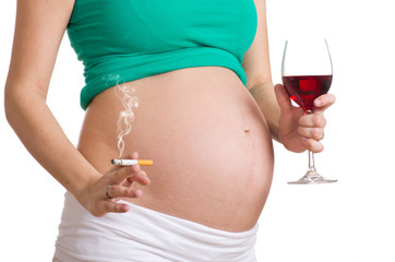Bauch einer Schwangeren beim rauchen und trinken