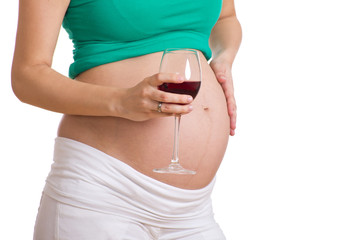 Babybauch mit Rotweinglas
