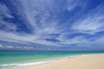 Fototapeta na wymiar コバルトブルーの美しい海と夏の空