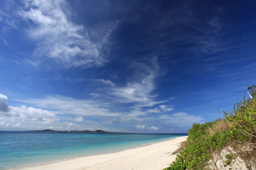 伊平屋島の美しいビーチと紺碧の空