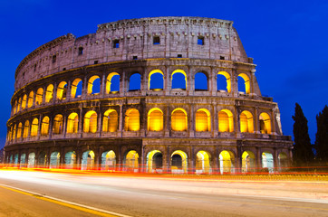Fototapeta na wymiar Koloseum w nocy, Rzym, Włochy
