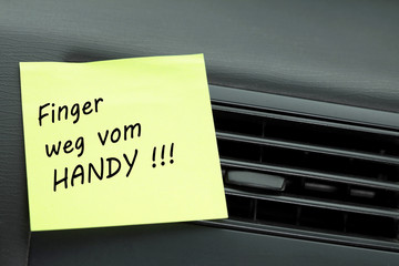 Amaturenbrett mit Klebezettel Finger weg vom Handy