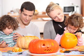 Fototapeta na wymiar rodzina przygotowuje Halloween razem