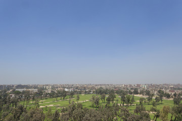 Fototapeta na wymiar Widok Kairu od piramid w Gizie Egypy