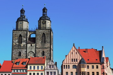 Fototapeta na wymiar Stare budynki i Kościół Mariacki