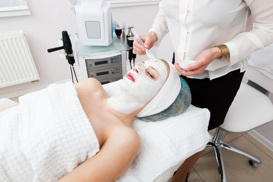 mudpack in beauty salon