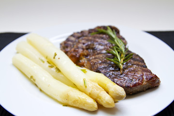 Steak und Spargel
