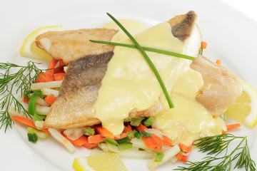Zanderfilet auf Gemüsestreifen