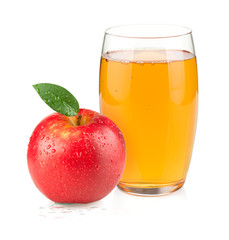 Jus de pomme dans un verre et pomme rouge