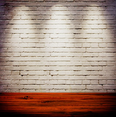 Innenraum mit Ziegelmauer und drei Spots