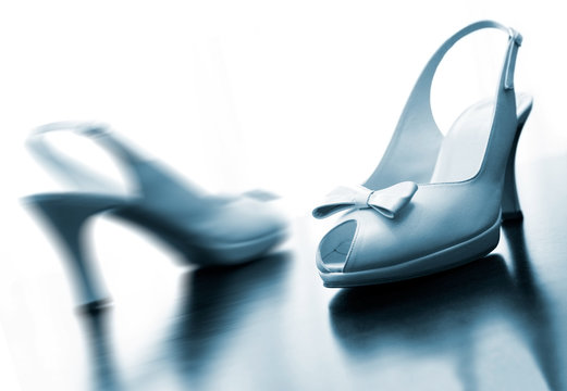 detalle de zapatos de novia en tono azul