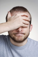 Obraz premium Retrato de un joven expresivo,lamentándose.