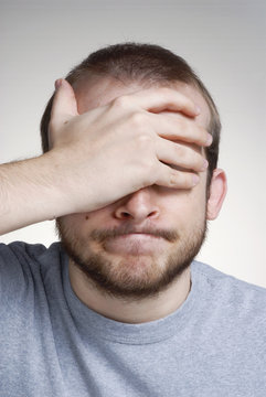 Retrato de un joven expresivo,lament&aacute;ndose.