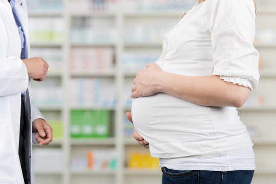 schwangere frau wird in der apotheke beraten