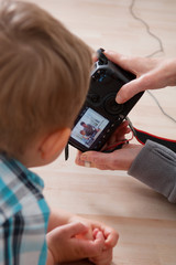 Kind betrachtet Kameradisplay