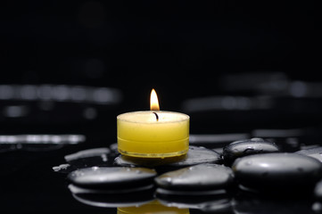 Obraz na płótnie Canvas aromatherapy candle on zen stones