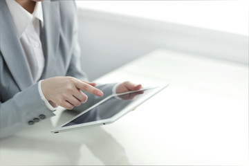 タブレットPCを操作するビジネスウーマン
