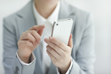 スマートフォンを操作する女ビジネスウーマン