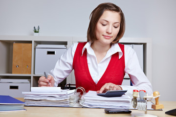 Frau macht Betriebsprüfung im Büro