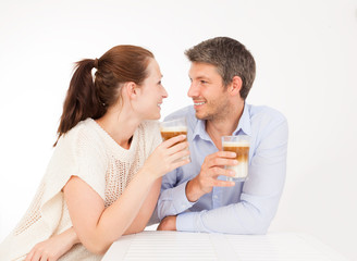 paar trinkt latte macchiato
