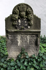 Alter Grabstein an der Kirche in Lemgo-Brake