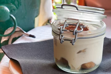 Rolgordijnen tiramisu in een glas, Italiaans dessert © Unclesam