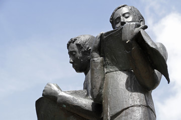 Die Zeitungsleser, Bronze von Karlheiz Goedtke, Mölln