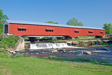 Fototapeta na wymiar Covered Bridge in Rural Indiana
