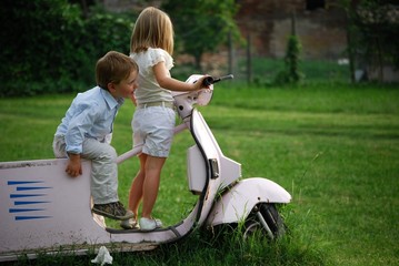 bambini sulla vespa