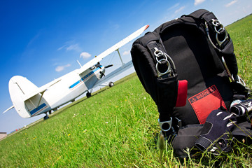 Skydiving parachutes