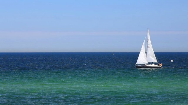 Segelboote auf der Ostsee auf der K&uuml;ste von K&uuml;hlungsborn
