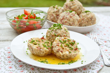 Semmel-Wurst-Knödel mit Tomatensalat