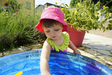 bambina gioca con l'acqua