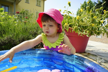 bambina gioca