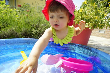 bambina gioca
